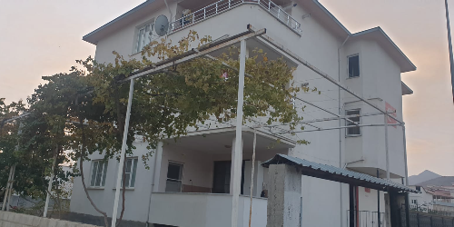 K.maras turkoglunda fatih mahallesinde belediyenin karşısında kayıbeyi ilkokulunun yanında 3 katli her kat ayrı tapulu 175 m2 satılık ev