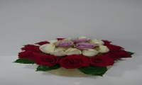 Bakirköy vazoda kırmızı beyaz lila güler
